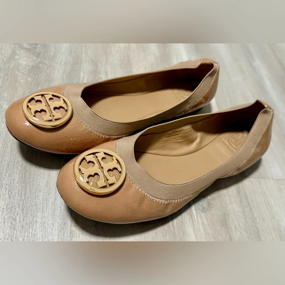 Tory Burch Caroline Nude Tan Patent Leather Ballerina Flats Sleepies Logo Size 8